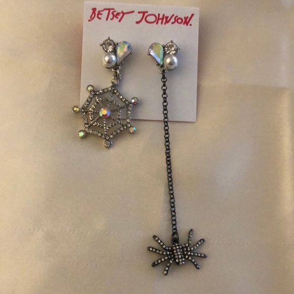 Betsey Johnson Silver Tone Spider & Spider Web Mismatch Drop Earrings NWT - Picture 1 of 11